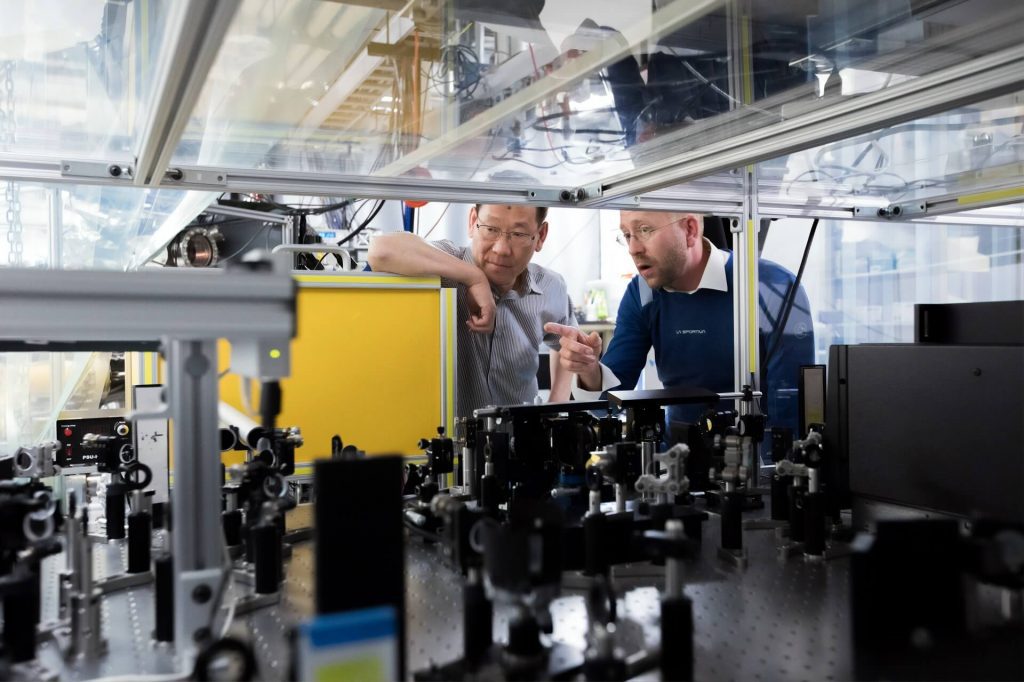 Zwei Ingenieure besprechen, wie sich die Rüstzeit verbessern lässt