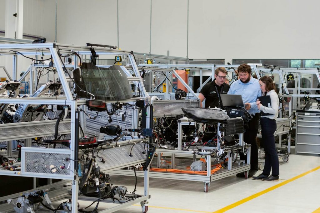Lean-Experten analysieren einen Produktionsprozess