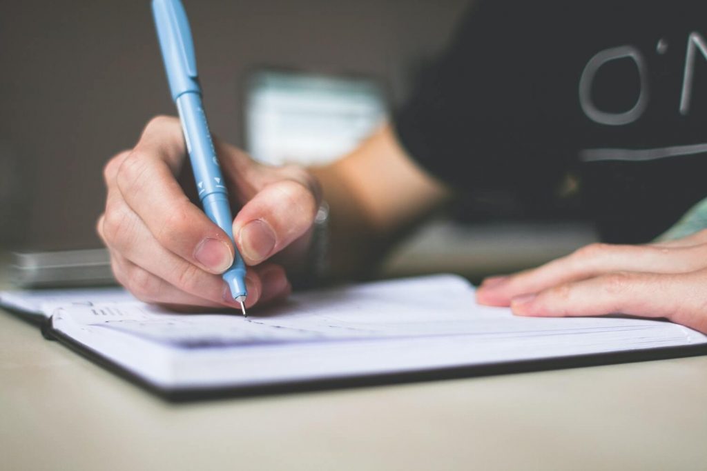 Person aktualisiert Arbeitsanweisungen
