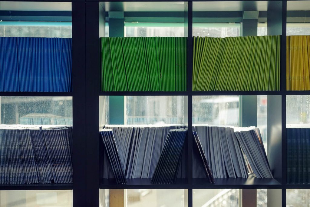 Organization of folders on a shelf