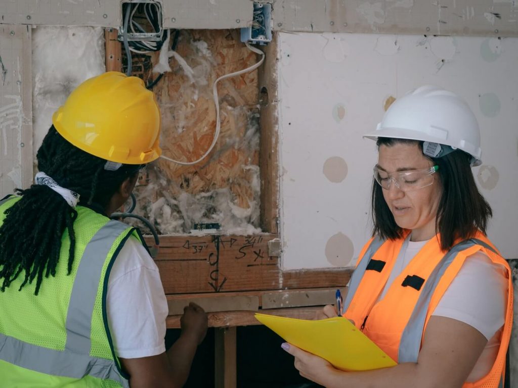 Two women doing a quality inspection by following a quality checklist